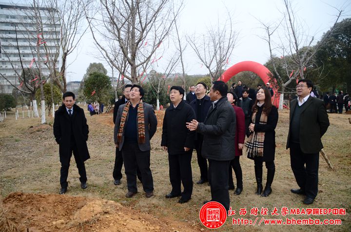 座谈会上,总裁班学员代表耿建军,mba学院院长周玫,校友办副主任潘桦